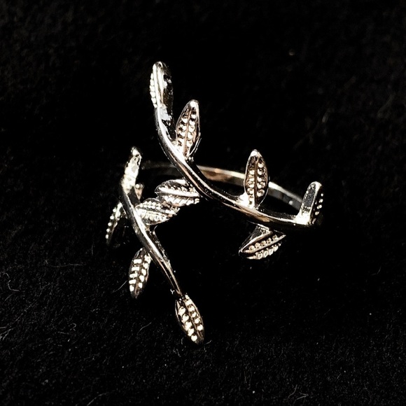 ❣️$25/3❣️ Unique Leaves Silver Plated Ring - Picture 4 of 10
